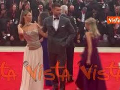Venezia 82, Beatrice Valli elegantissima sfila sul red carpet della Mostra col marito Marco Fantini