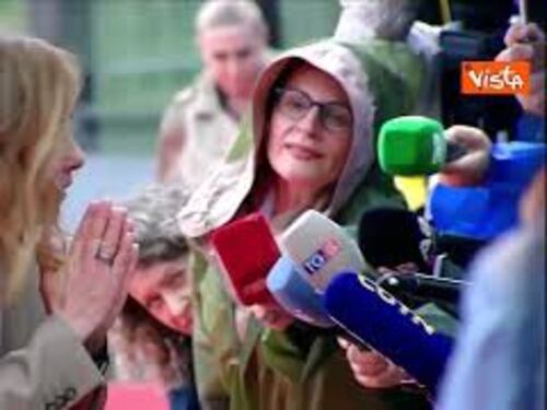Meloni a Tirana lascia il punto stampa sotto la pioggia: "Mi fradicio"