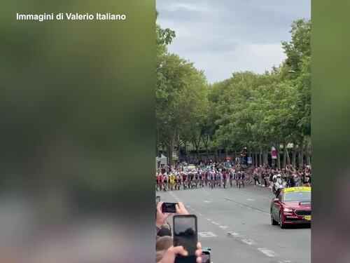 Pogacar vince il Tour, l'ultima tappa a Van Aert