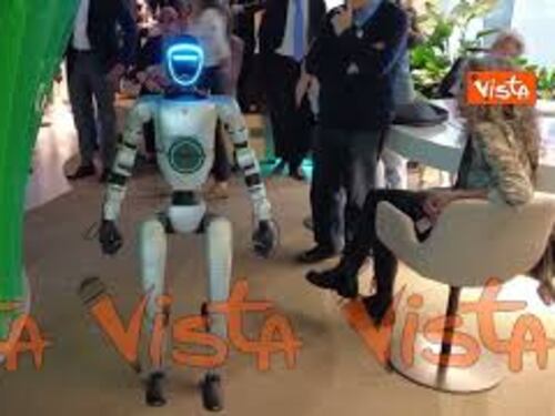 Il Robot di Deloitte, Solaria, saluta i giornalisti e racconta dove vorrebbe fare le vacanze