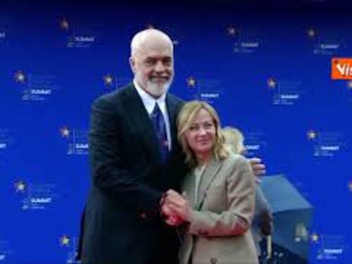 Rama si inginocchia davanti a Meloni per accoglierla al vertice comunità politica europea a Tirana