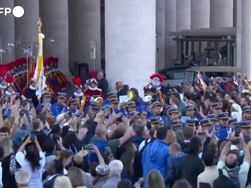 Le guardie svizzere e banda vaticana entrano a San Pietro