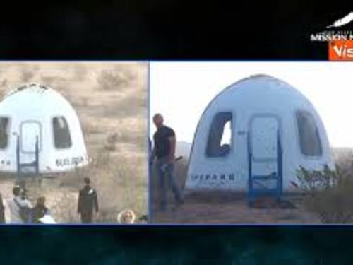 Jeff Bezos apre il portellone e abbraccia la futura moglie dopo volo nello spazio sulla Blue Origin