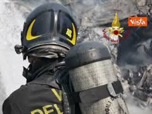 Esplode distributore carburanti a Roma, le operazioni di spegnimento dei Vigili del fuoco