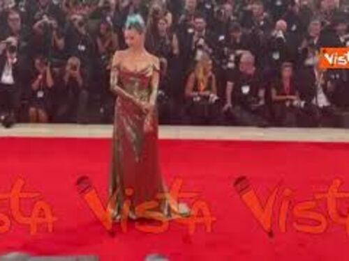 Venezia 82, Rose Villain sfila sul red carpet della Mostra con abito metallico e cresta punk