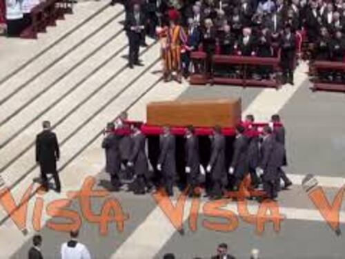 Funerali Papa Francesco, Trump applaude al passaggio del feretro al termine della cerimonia
