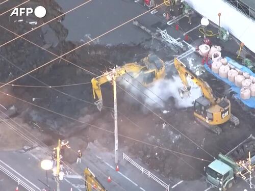 Camionista precipitato martedì in una voragine vicino Tokyo, poche le speranze di salvarlo