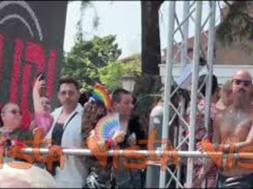 Ali da angelo, perizoma dorati e ventagli arcobaleno, al via il Pride 2025 per le vie di Roma