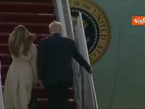 Trump e Melania salgono sull'Air Force One per volare a Roma per i funerali del Papa