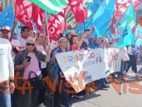"Shh, sto lavorando", un uomo dorme su tetto macchina a Milano durante corteo del Primo Maggio