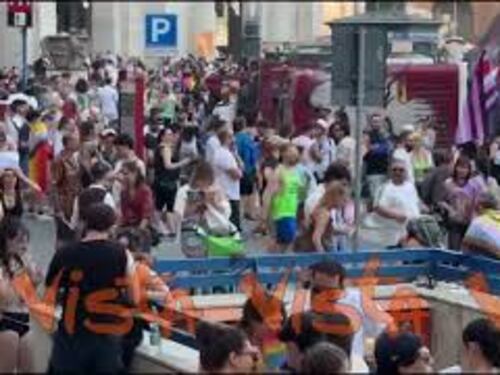 La marea arcobaleno al Pride di Roma, in migliaia alla sfilata pro lgbt