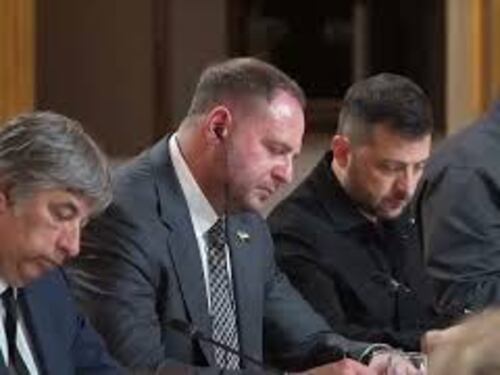 Zelensky a Parigi ricevuto da Macron all'Eliseo. L'abbraccio fra i due leader