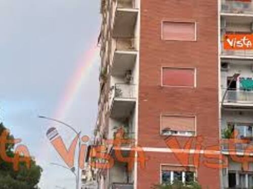 Un bellissimo arcobaleno prima singolo e poi doppio su via Prenestina, Roma dopo un breve acquazzone