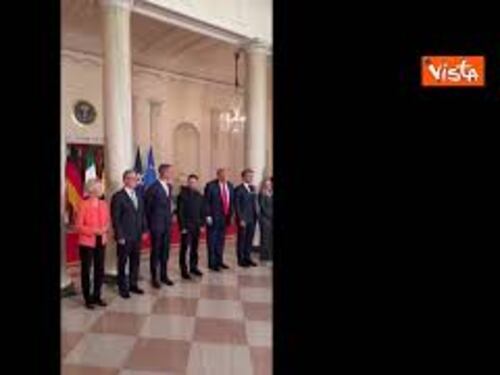 Trump mostra ai leader europei il dipinto con l'iconica immagine dell'attentato di Butler