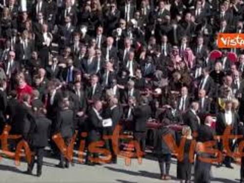 Macron e Zelensky si salutano sul sagrato di Piazza San Pietro ai funerali di Papa Francesco