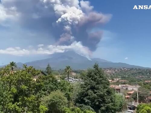 Etna, intensa attività vulcanica dal cratere di sud-est