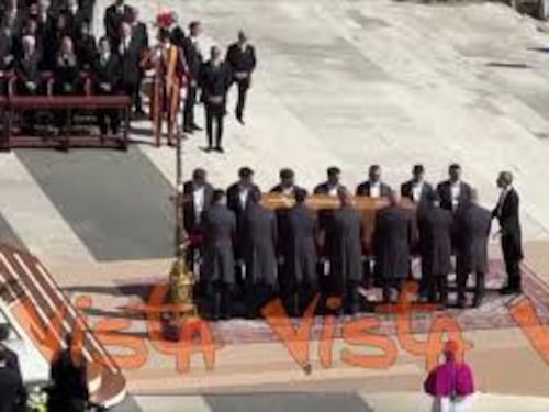 Il feretro di Papa Francesco portato sul sagrato di Piazza San Pietro per i funerali
