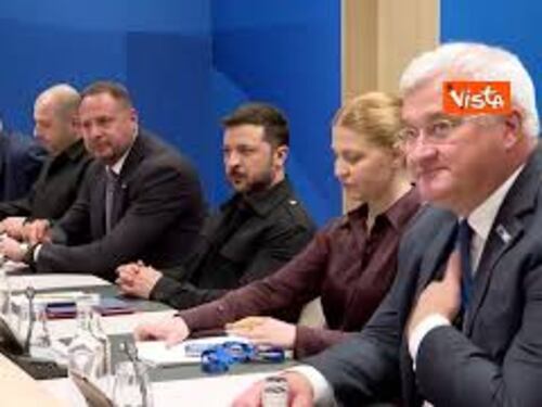 L'abbraccio tra Rutte e Zelensky al vertice Nato