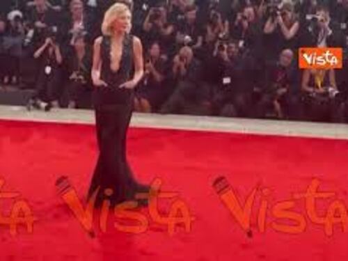 Venezia 82, Cate Blanchett sensualissima in total black sul red carpet della Mostra del Cinema