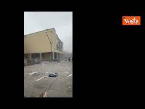 Guerra Ucraina, le macerie in strada a Kryvyi Rih dopo i bombardamenti