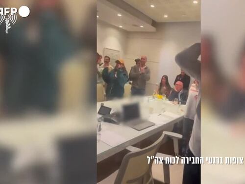 Israele, salti di gioia e lacrime dei familiari dei tre ostaggi liberati