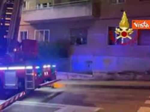 Incendio su un balcone a Trieste, l'intervento dei Vigili del Fuoco con scala