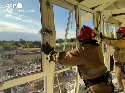 Raid russi in Ucraina, soccorritori al lavoro a Smila