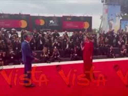 Venezia 82, Emanuela Fanelli in rosso per la seconda serata della Mostra
