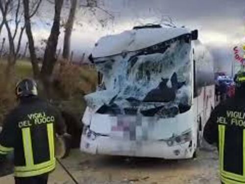 Albero cade su uno scuolabus a Rignano sull'Arno, 8 bambini all'ospedale