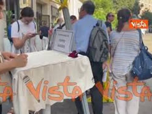Ultimo saluto a Pippo Bado, ecco la firma del libro all'ingresso della camera ardente