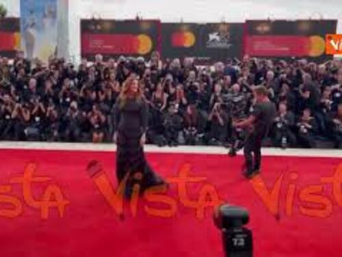 Venezia 82, fan in delirio per Julia Roberts. La star firma autografi sul red carpet