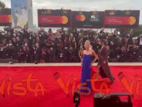 Venezia 82, Ludovica Frasca sfila sul red carpet della Mostra del Cinema con un abito blu elettrico