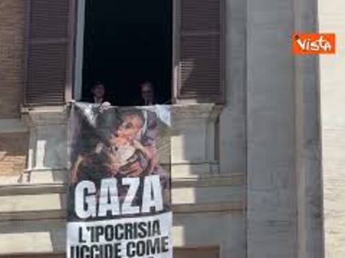 Guerra Gaza, flashmob di Avs alla Camera, con lo striscione: "L'ipocrisia uccide più della fame"