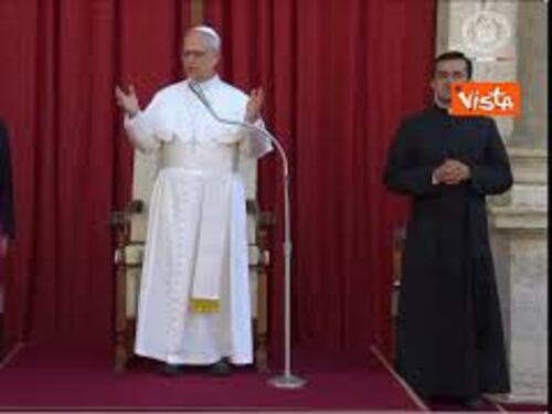 Il Papa ai fedeli sotto al sole: Spero non sia troppo forte, però Dio è grande e ci accompagnerà