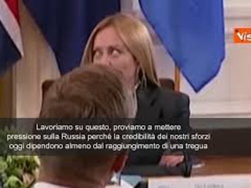 Meloni alza occhi al cielo mentre Merz spiega a Trump guerra in Ucraina, espressione diventa virale