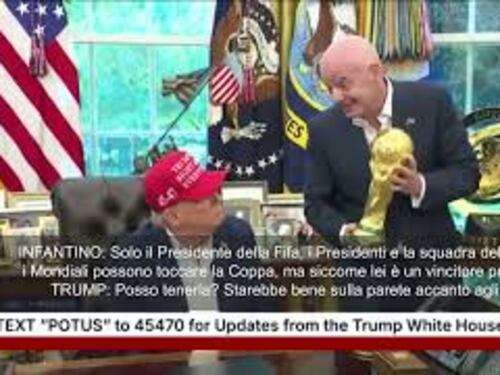 Trump con Coppa del Mondo nello Studio Ovale: Posso tenerla? Starebbe bene tra gli angeli d'oro