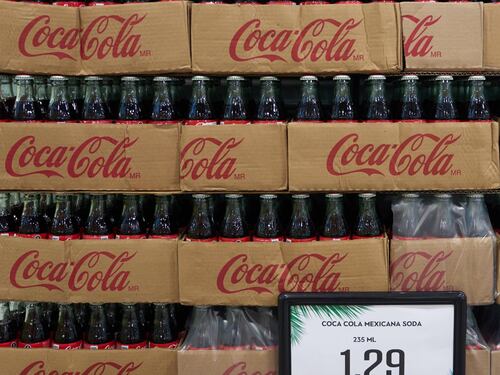 Trump cambia la Coca Cola. Ma il prezzo lo pagano gli americani