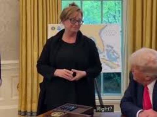 Trump abbraccia Patty Morin, madre di donna violentata e uccisa da fuggitivo El Salvador