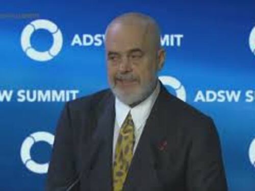 Edi Rama sul palco ad Abu Dhabi: "Voglio esprimere la mia gratitudine a Giorgia Meloni"