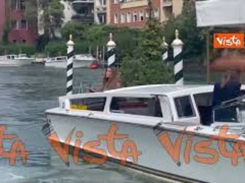 Venezia 82, Sophie Codegoni arriva al Lido a bordo di un taxi acqueo