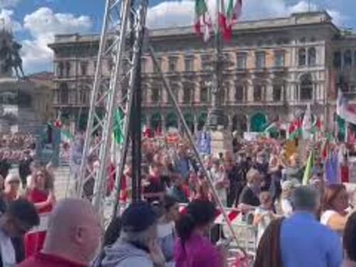 Festa della Liberazione, piazza Duomo a Milano piena per la manifestazione dell'Anpi
