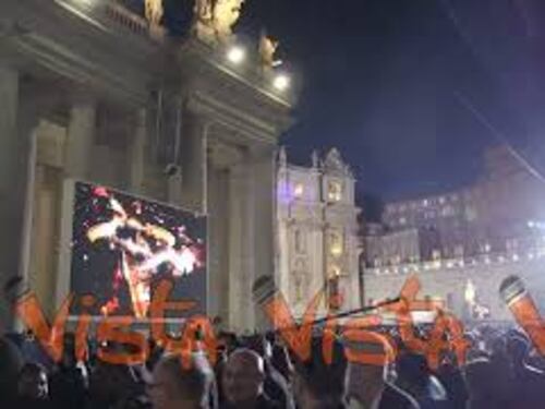 Conclave 2025, prima fumata nera, la reazione del pubblico in Piazza San Pietro