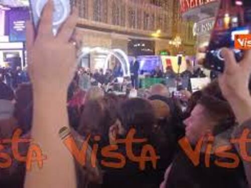Jovanotti si esibisce fuori dall'Ariston facendo cantare il pubblico di Sanremo