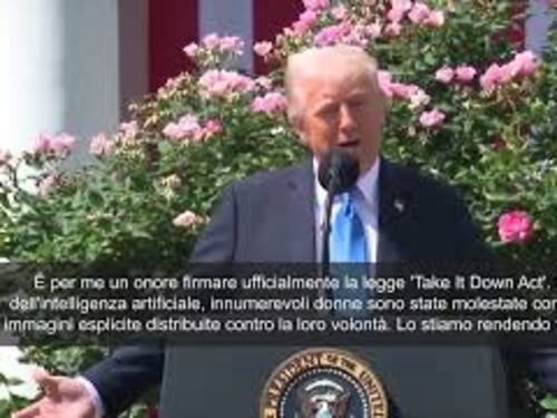 Trump firma legge contro revenge porn: "Per me un onore"