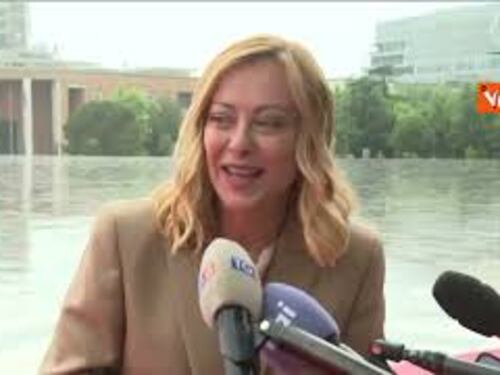 Meloni a Tirana sotto la pioggia ringrazia un cronista per aver aperto un ombrello al punto stampa