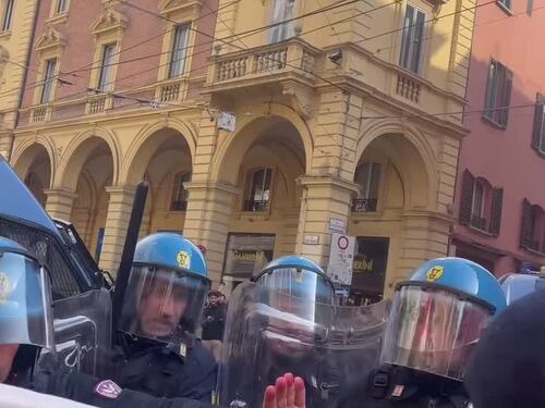 Scontri a Bologna tra antagonisti e Polizia