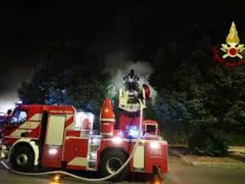 In fiamme il Teatro Viper di Firenze, crollato il tetto. L'intervento dei Vigili del Fuoco