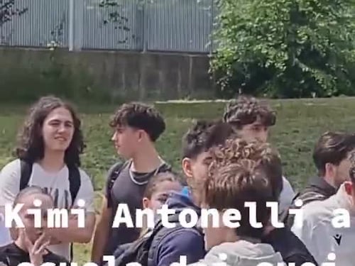 Kimi Antonelli torna a scuola con la supercar da oltre 200mila euro: il video