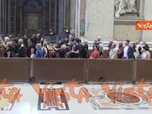 Addio a Papa Francesco, la fila dei fedeli a San Pietro per rendere l'ultimo saluto al feretro