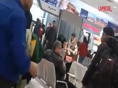 Iran, il mullah rimprovera la ragazza senza velo e lei gli strappa il turbante